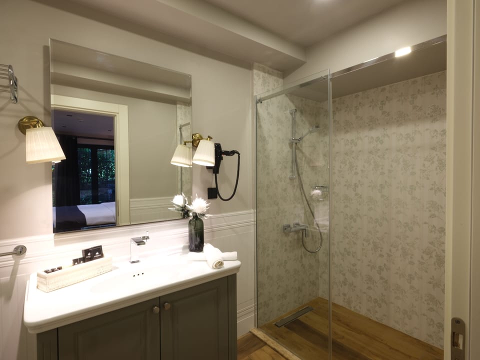 Deluxe Double or Twin Room | Bathroom | Free toiletries, hair dryer, slippers, soap