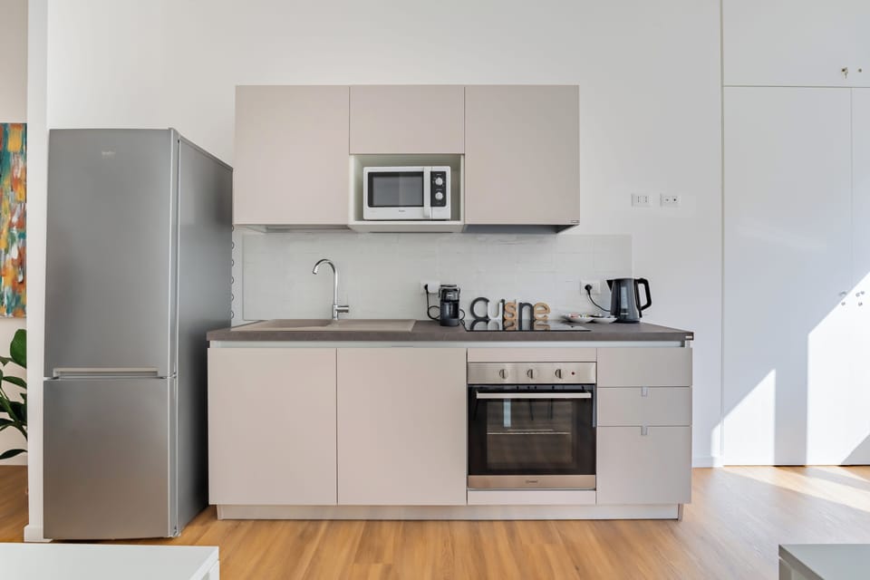 Full-size fridge, microwave, oven, stovetop