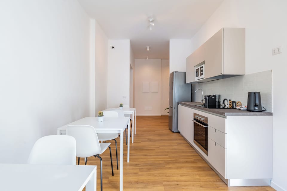 Full-size fridge, microwave, oven, stovetop