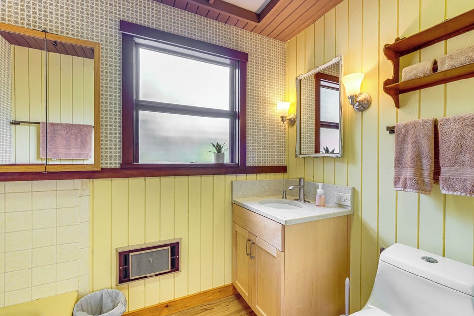 Full Bathroom | 1st Floor | Bathtub | Complimentary Toiletries