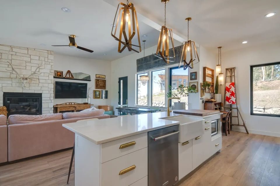Cabin, 3 Bedrooms | Private kitchen | Coffee/tea maker