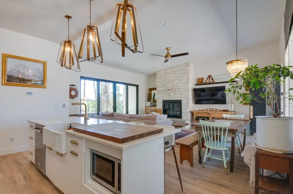 Cabin, 3 Bedrooms | Living area | 32-inch Smart TV with digital channels, TV, fireplace