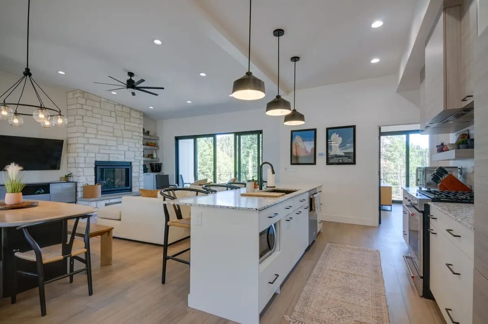 Cabin, 3 Bedrooms | Private kitchen | Coffee/tea maker