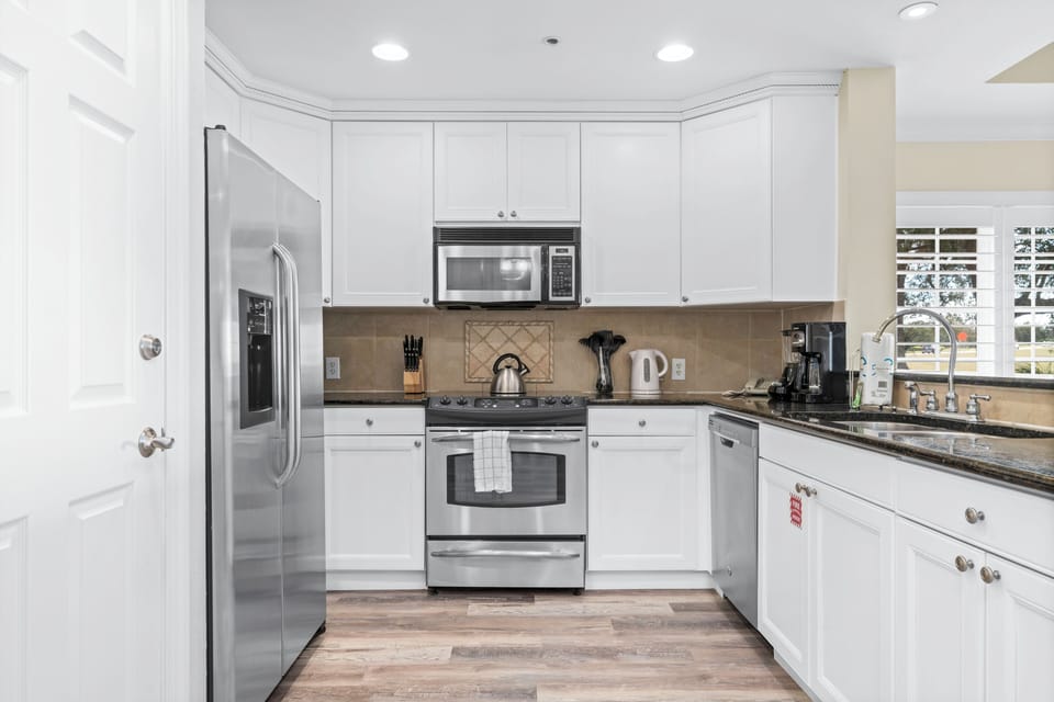 This dream kitchen will certainly be a favorite for those who love to cook