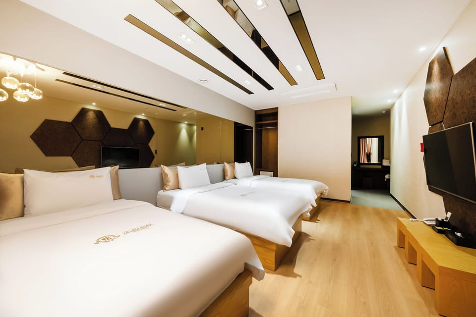 Triple Twin Room | Individually furnished, free WiFi, bed sheets