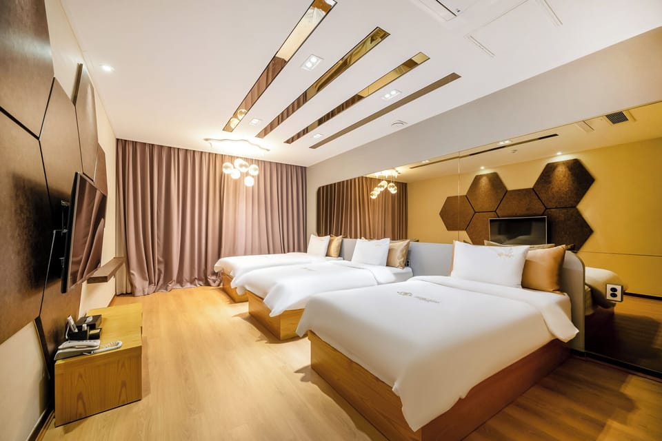 Triple Twin Room | Individually furnished, free WiFi, bed sheets