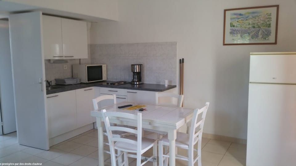 Maisonnette 6 Personne | Private kitchen | Microwave, stovetop, cookware/dishes/utensils