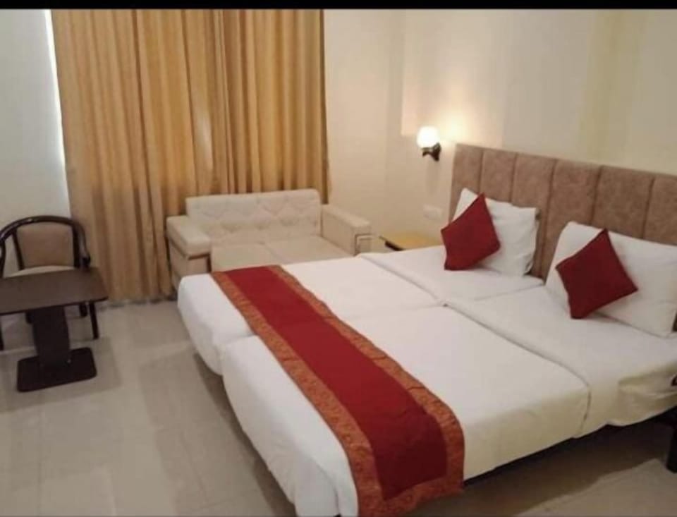 Deluxe Room | Desk, free WiFi