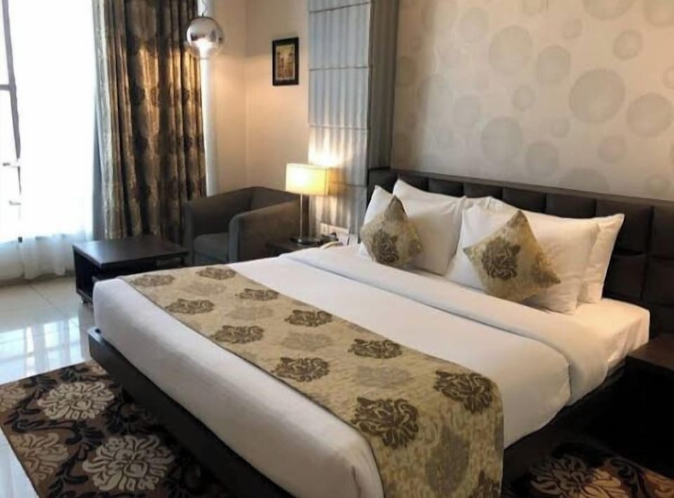 Deluxe Room | Desk, free WiFi