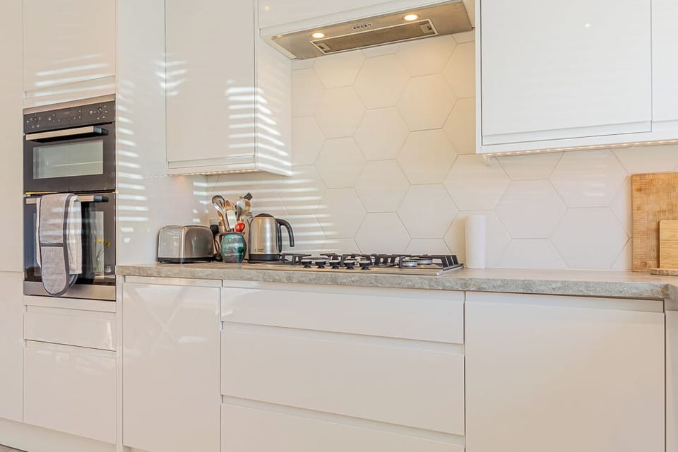 House, City View | Private kitchen | Electric kettle, toaster