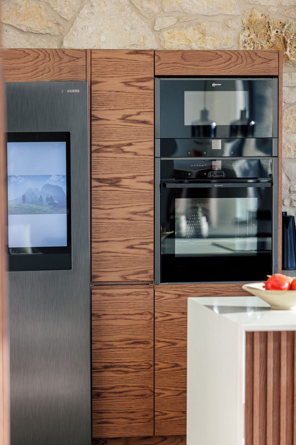 Highlighted by the sleek SAMSUNG AI Family Hub refrigerator, you can enjoy your favorite music while you cook