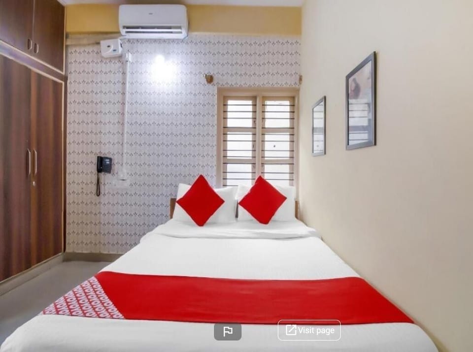 Economy Room | Laptop workspace, soundproofing, free WiFi