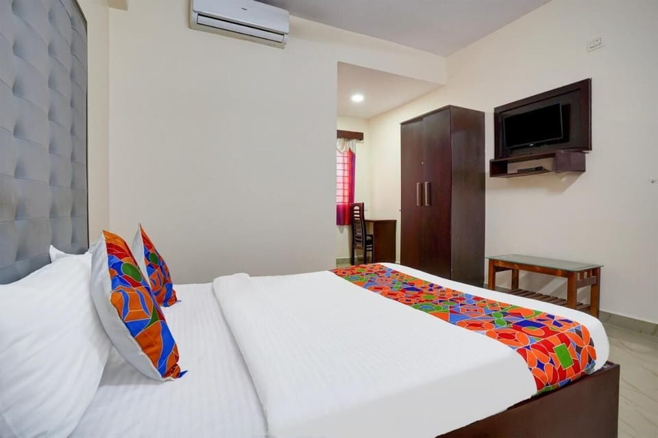 Deluxe Room, 1 Queen Bed | In-room safe, desk, laptop workspace, soundproofing