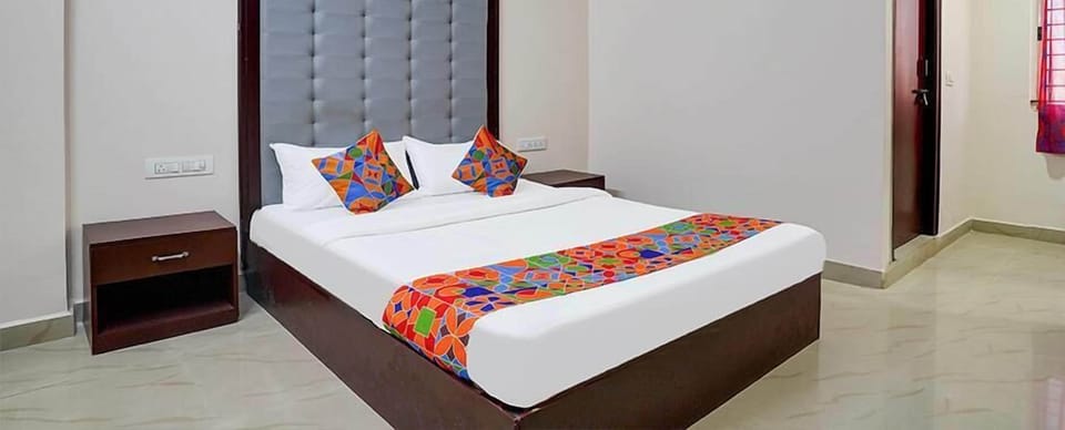 Deluxe Room, 1 Queen Bed | In-room safe, desk, laptop workspace, soundproofing