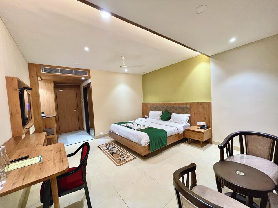 Deluxe Room | Premium bedding, desk, laptop workspace, soundproofing