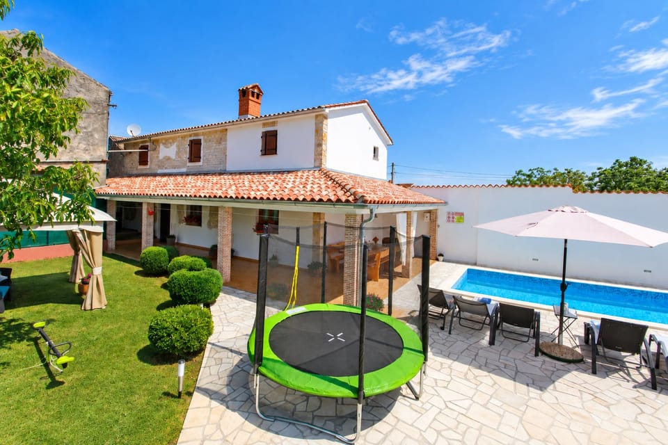 Charming 3-bedroom house with private pool and beautiful garden House in Istria County