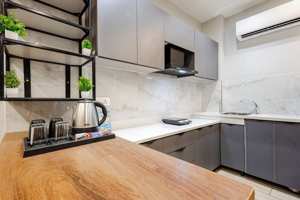Superior Studio, Balcony, City View | Private kitchen | Fridge, microwave, cookware/dishes/utensils