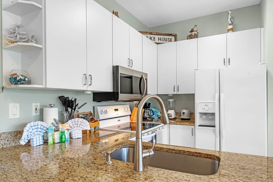 Deluxe Condo, 2 Bedrooms, Non Smoking, Balcony | Private kitchen | Fridge, microwave, oven, stovetop