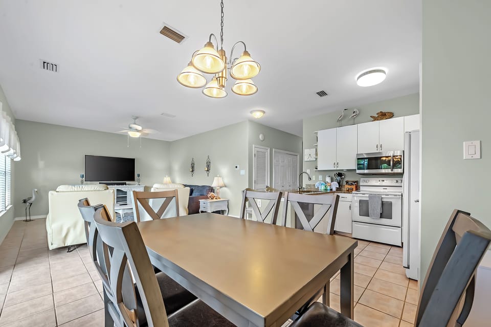 Deluxe Condo, 2 Bedrooms, Non Smoking, Balcony | In-room dining