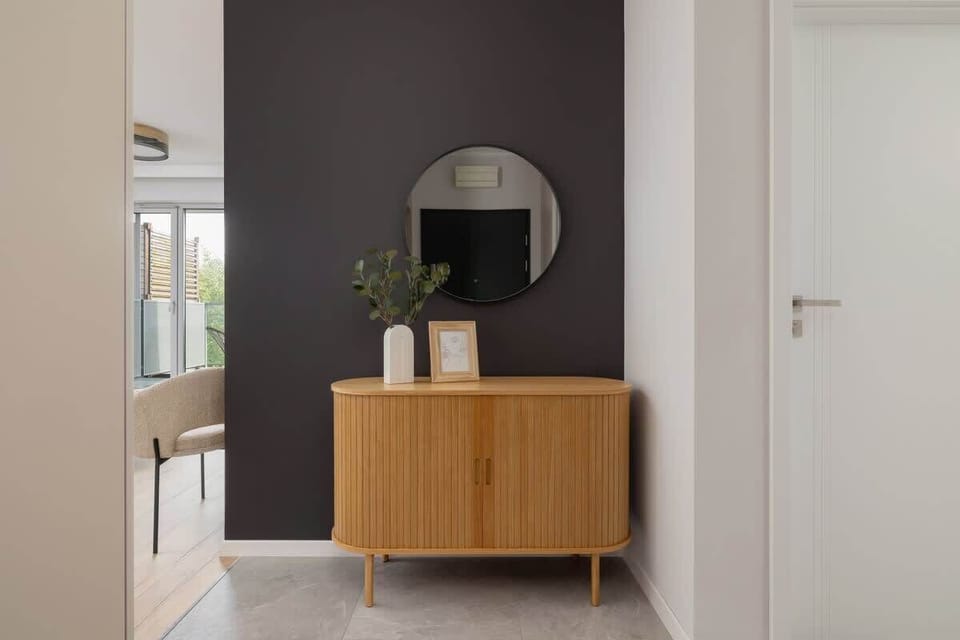 View of the corridor, cozily decorated with a mirror.