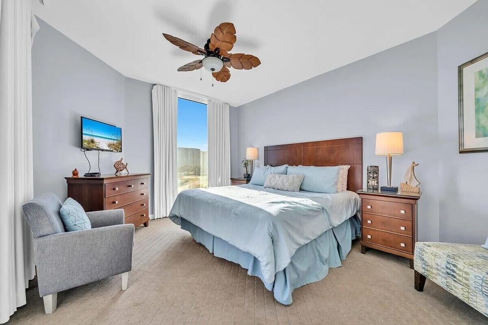 Second bedroom with king bed (sleeps 2) and access to balcony
