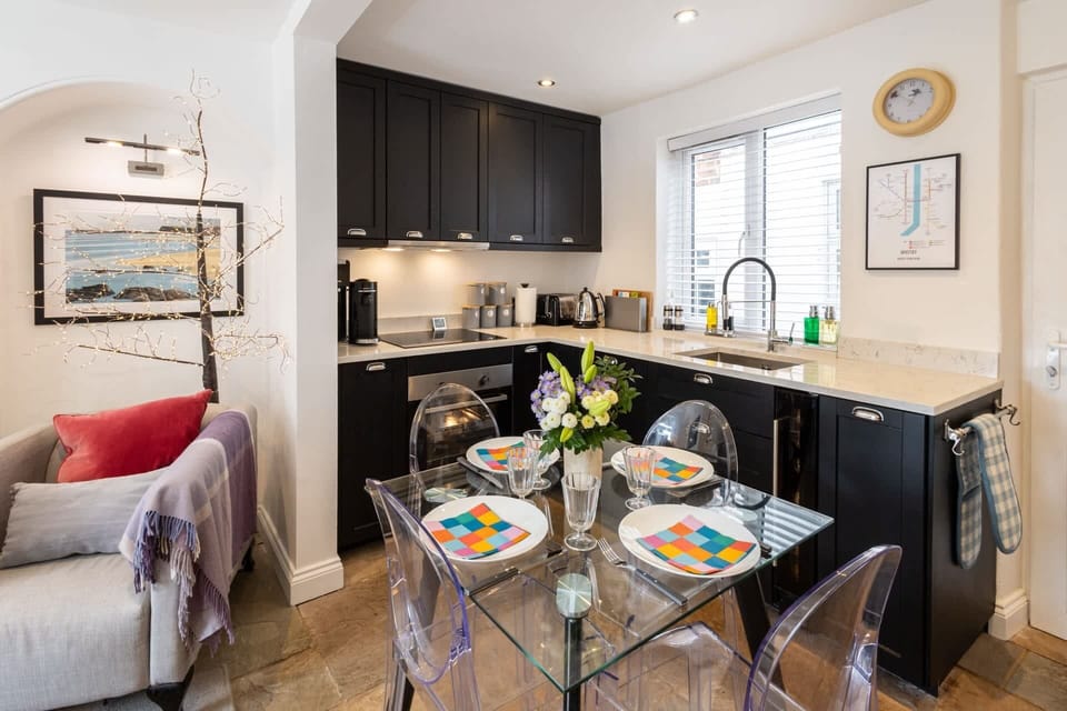 Voyagers' View, Whitby - Host & Stay