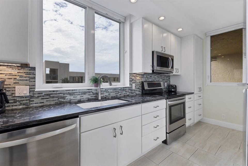Beachplace 3-601 by FVC - Kitchen