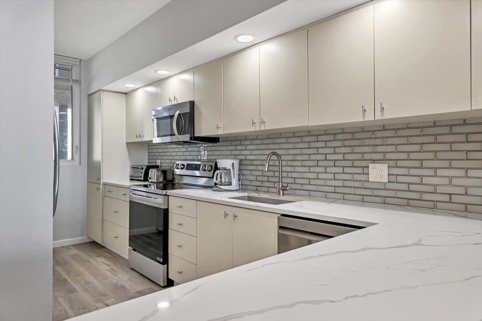 Beachplace 8-405 By FVC - Kitchen