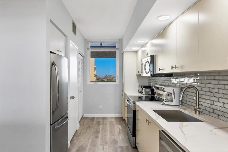 Beachplace 8-405 By FVC - Kitchen