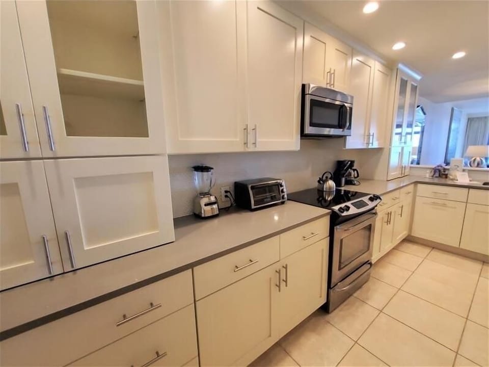 Beachplace 8-104 kitchen