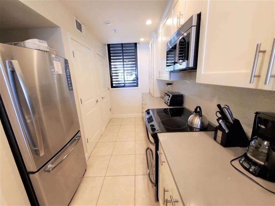 Beachplace 8-104 kitchen