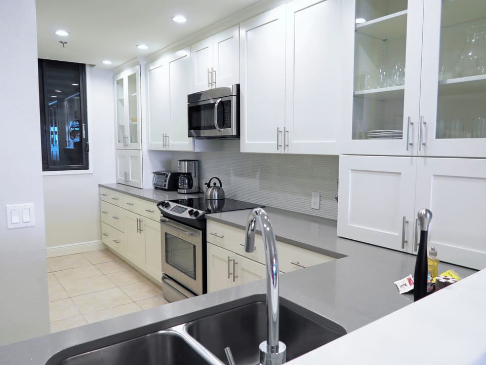 Beachplace 8-104 kitchen