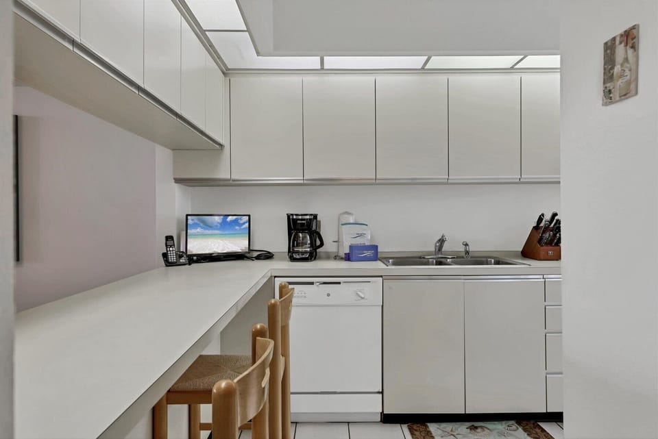 Beachplace 7 602 by FVC - Kitchen
