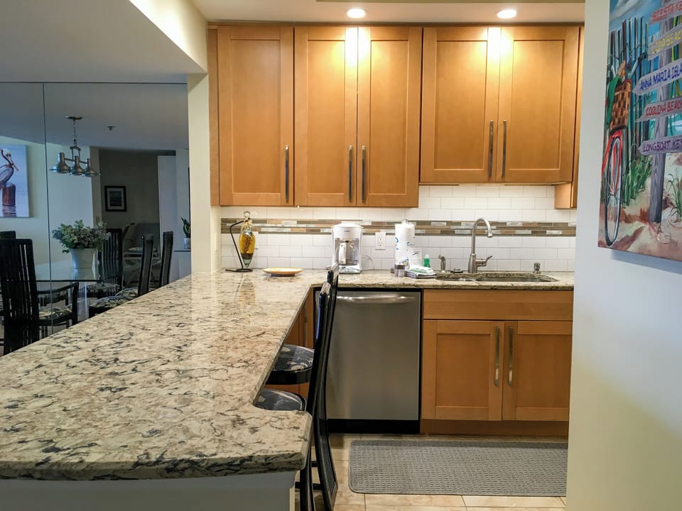 Beachplace 7-502 kitchen