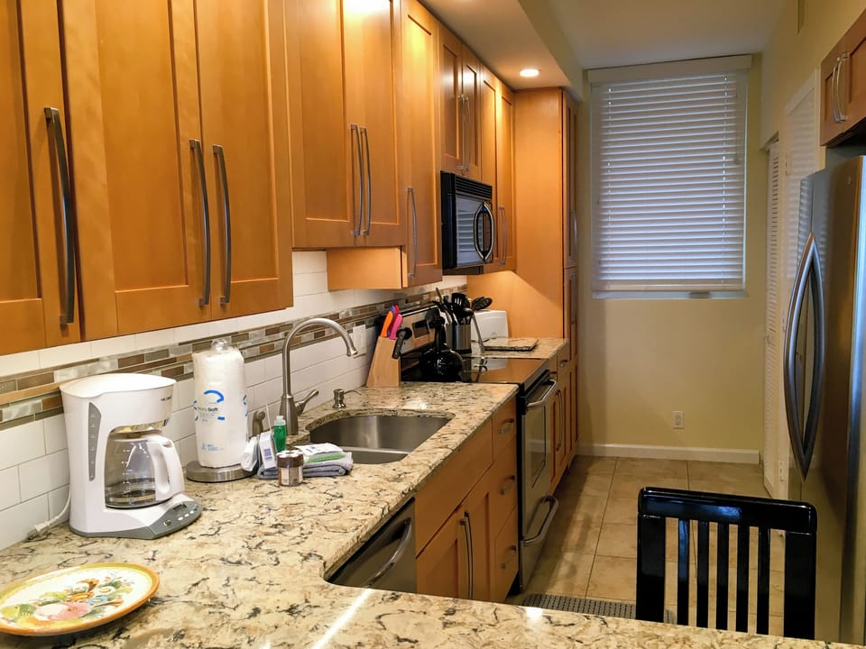 Beachplace 7-502 kitchen