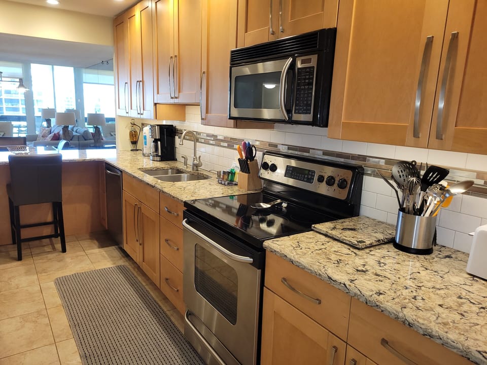 Beachplace 7-502 kitchen