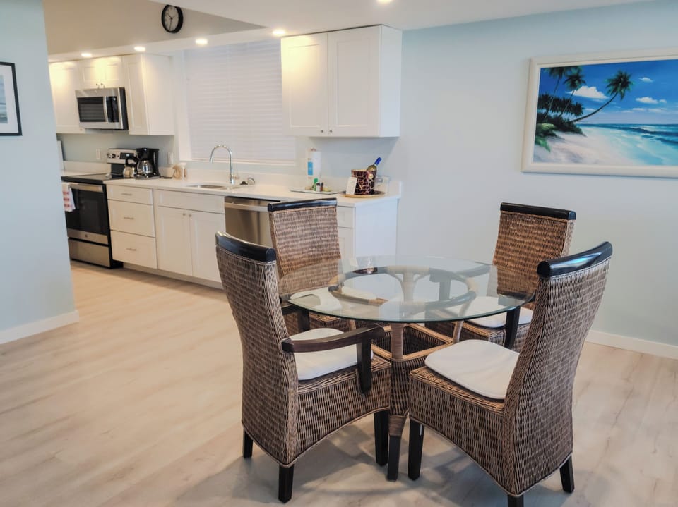 Beachplace 6-501 dining area