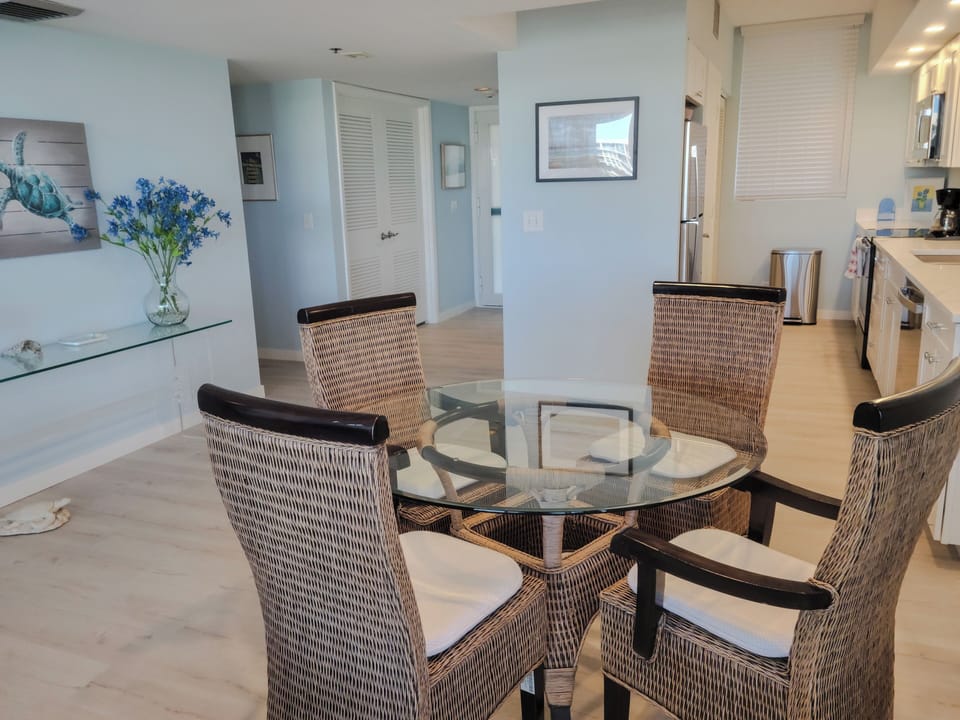 Beachplace 6-501 dining area