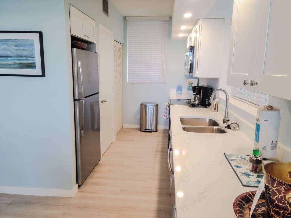 Beachplace 6-501 kitchen