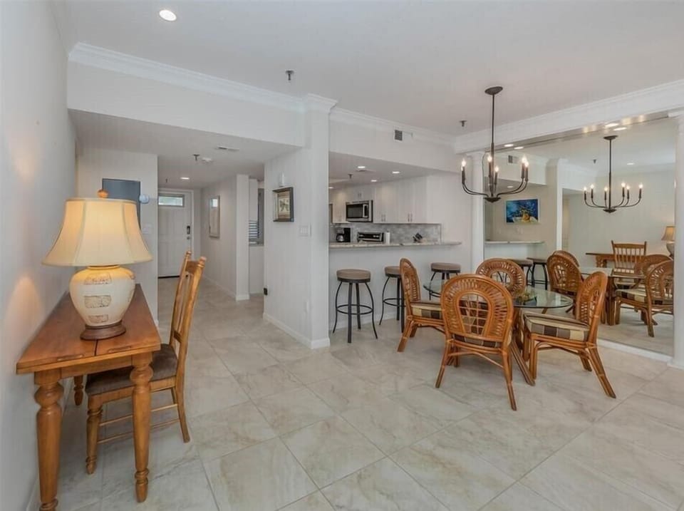 Buttonwood Cove 302C dining area