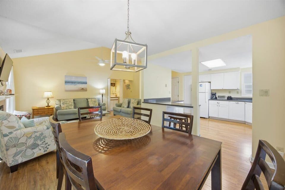 Gather for meals at the dining table for 6 w/ scenic view