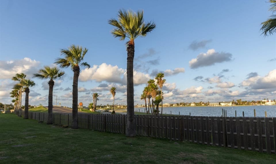 Condo (2 Bedrooms) | Property amenity