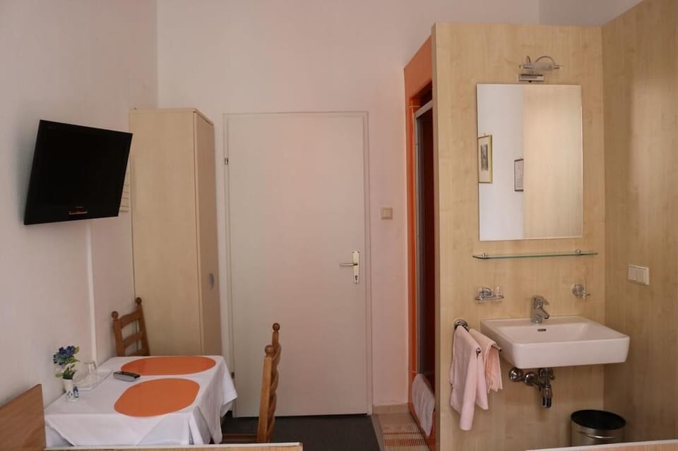 Basic Single Room, City View | Bathroom | Shower, towels, toilet paper