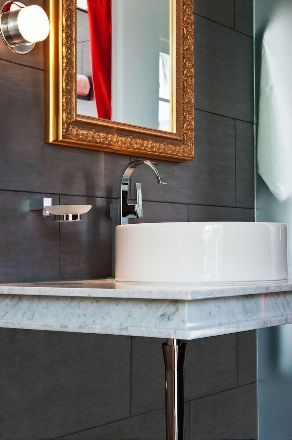 Bathroom sink