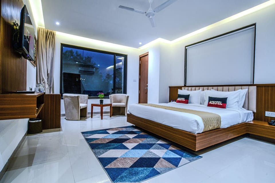 Grand Room | Desk, laptop workspace, iron/ironing board, WiFi (free)