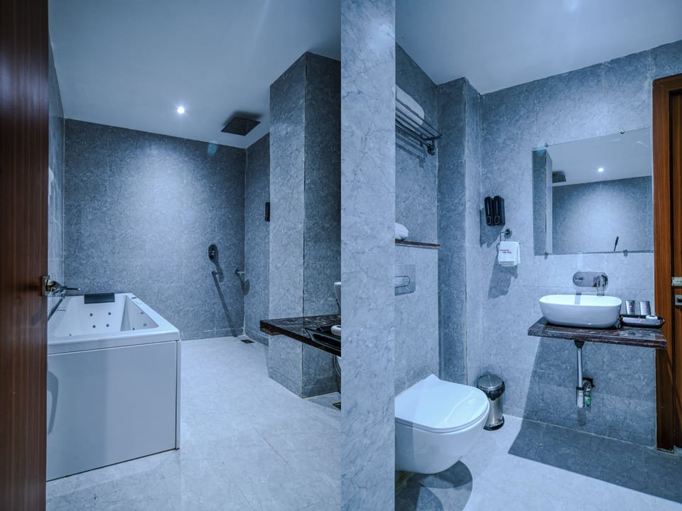 Grand Room | Bathroom