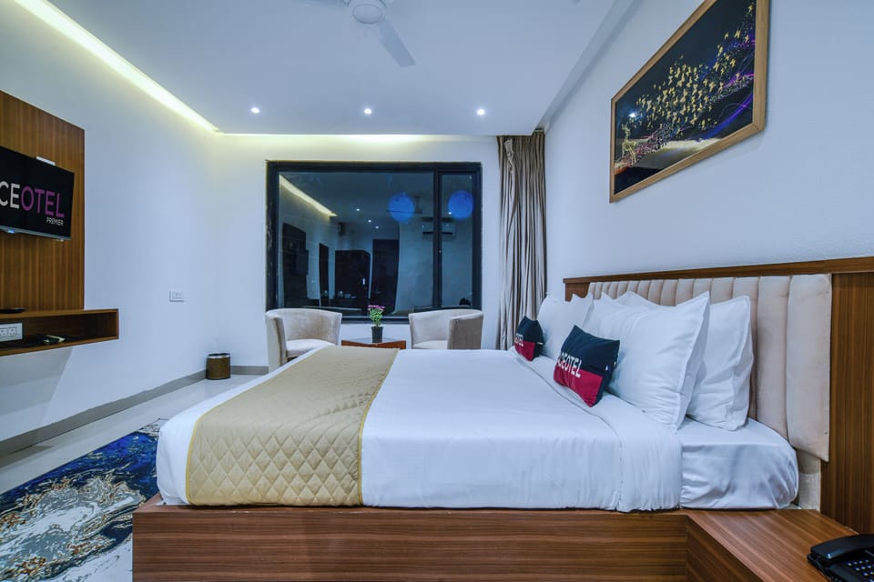 Premium Room, 1 King Bed | Desk, laptop workspace, iron/ironing board, WiFi (free)
