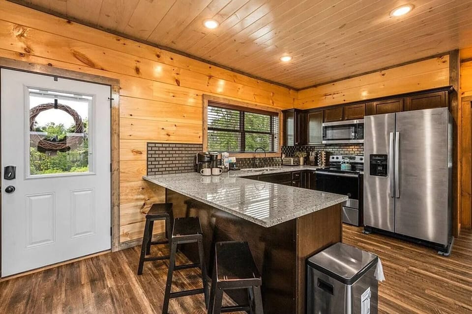 Kitchen w/ 3 bar stools