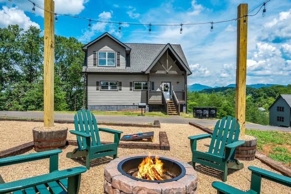 Private Fire Pit, Corn Hole, Bocci Ball