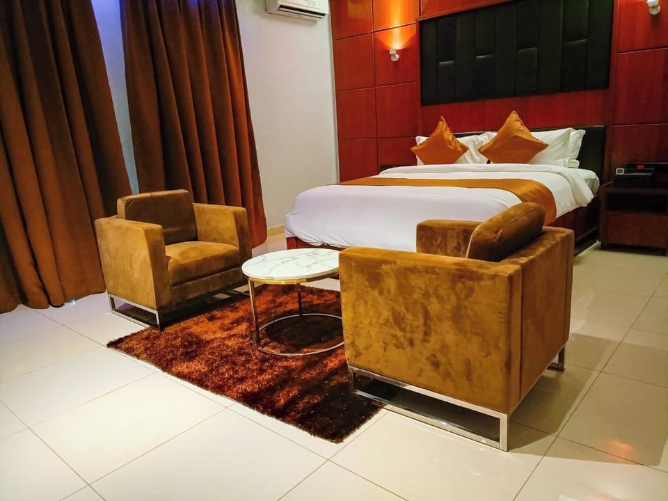 Premium Room | Laptop workspace, iron/ironing board, WiFi (free)